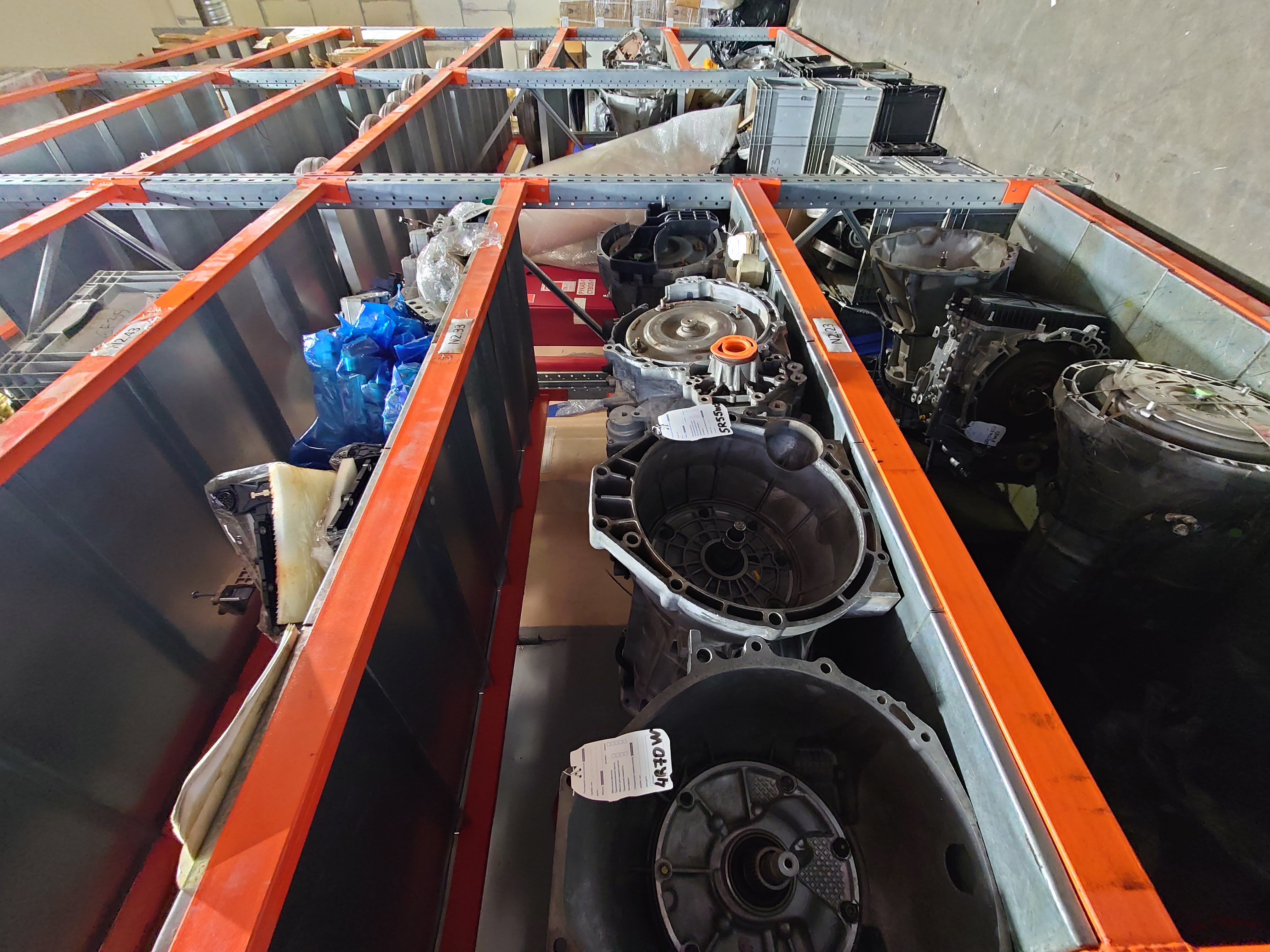 Склад восстановленных АКПП ФОрд в мастерской ТрансЛаб