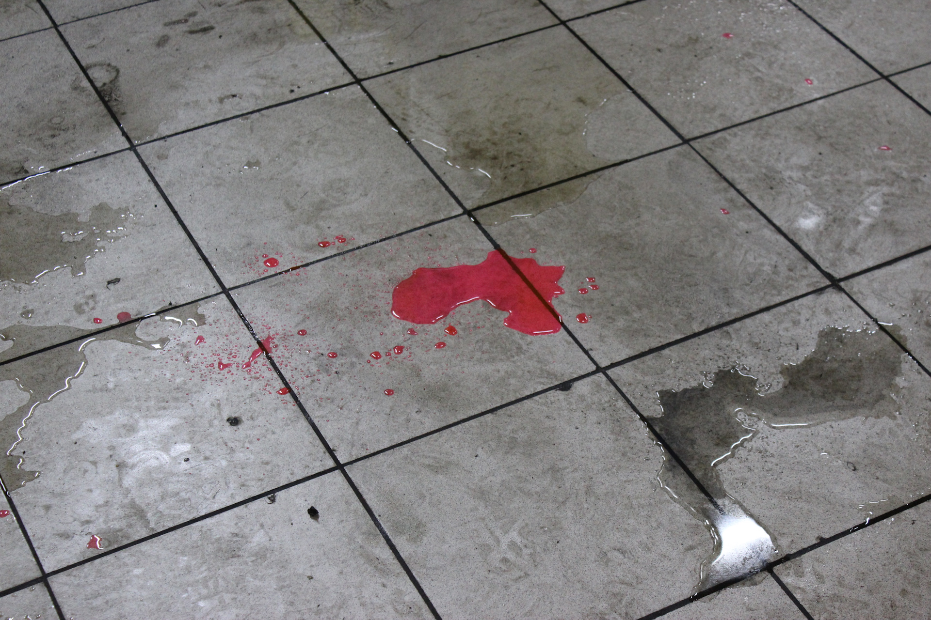 Антифриз течет обильно. Нормально сфотографировать место течи не удается, но в процессе осмотра обнаруживаем течь антифриза из обоих дренажных отверстий помпы — в области передней крышки ДВС, и в области развала блока цилиндров