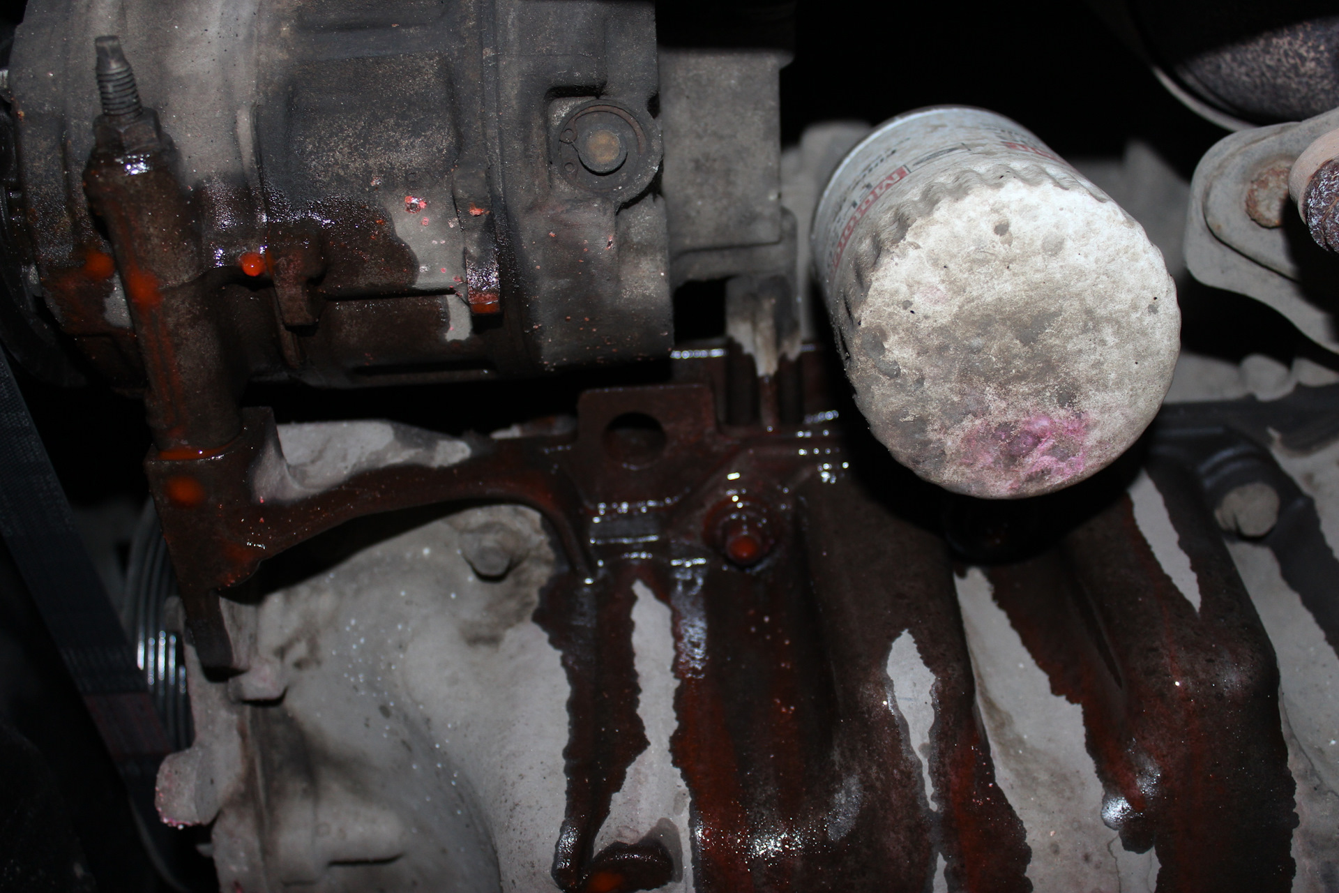 Для аккуратного снятия передней крышки нам потребуется снять трубку кондиционера, поэтому подключаем установку и откачиваем хладагент из системы кондиционирования