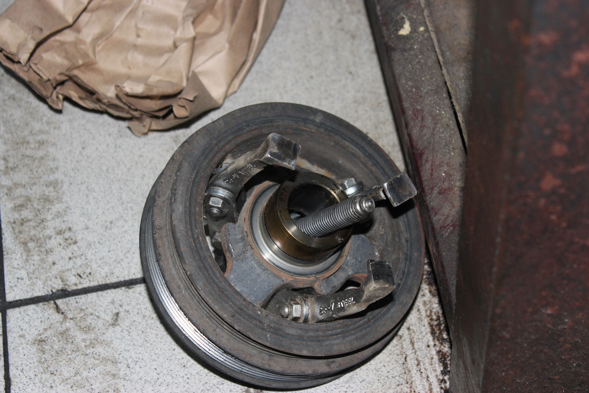 Снимаем шкив коленчатого вала