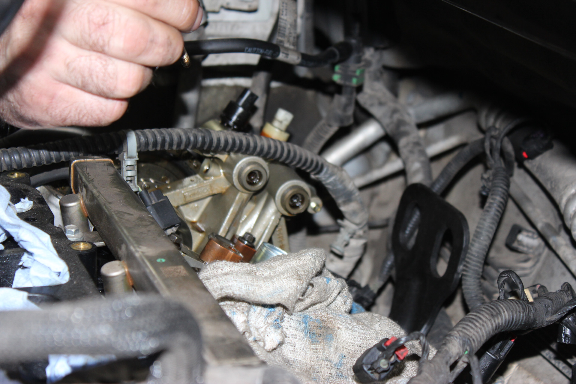 Снимаем трубки маслоснабжения для установки фиксаторов распредвалов