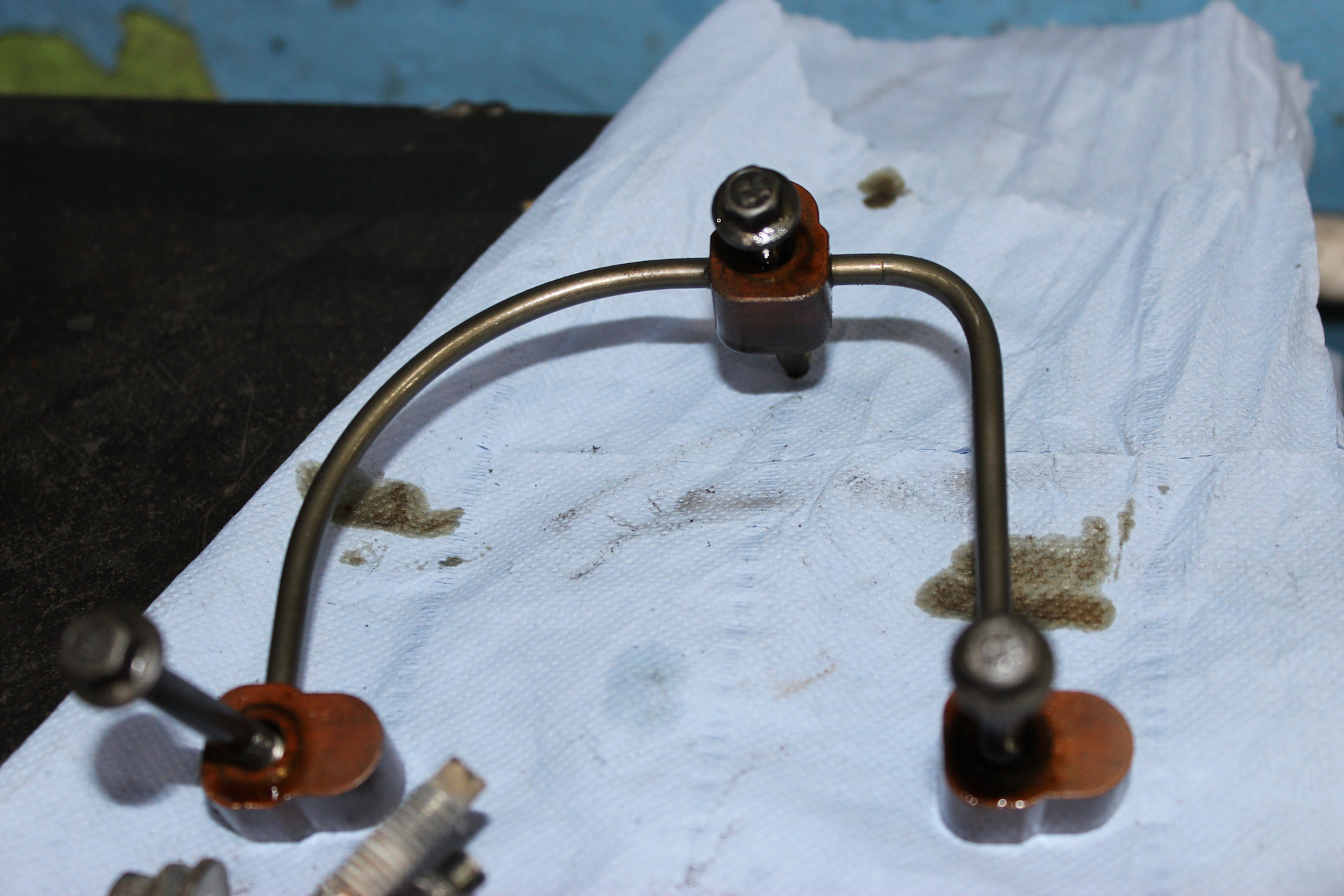 Снимаем трубки маслоснабжения для установки фиксаторов распредвалов