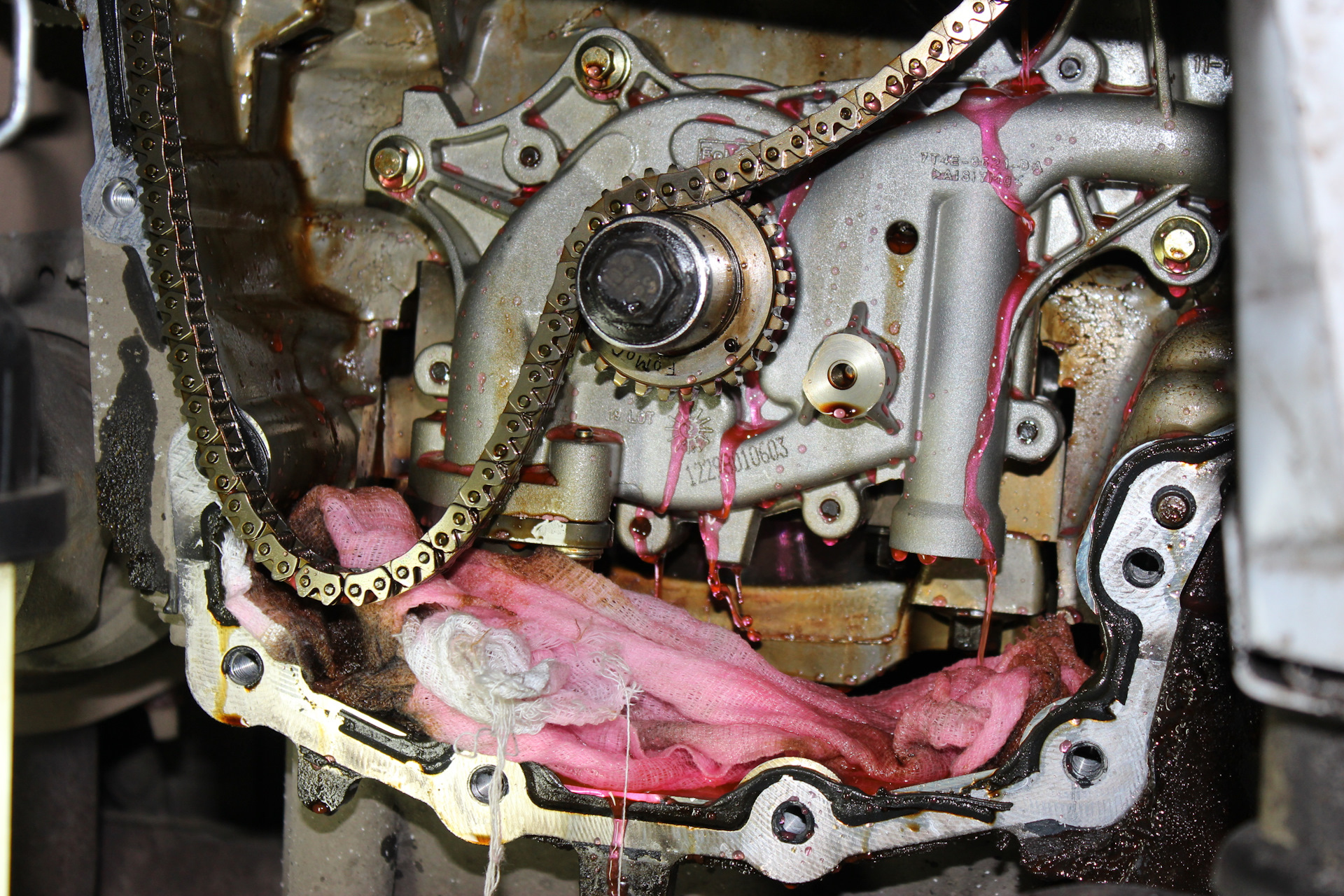 Снимаем башмак натяжителя, натяжитель, успокоитель цепи 