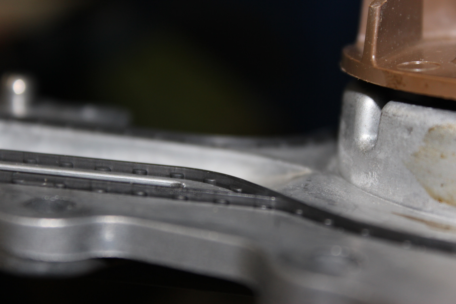 Обратите внимание, насколько потеряла свои свойства прокладка помпы. Вот так она выглядит на новой помпе